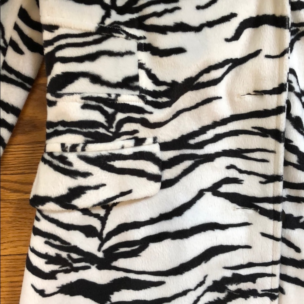 🆕 Zebra Patterned Coat - Picture 4 of 5